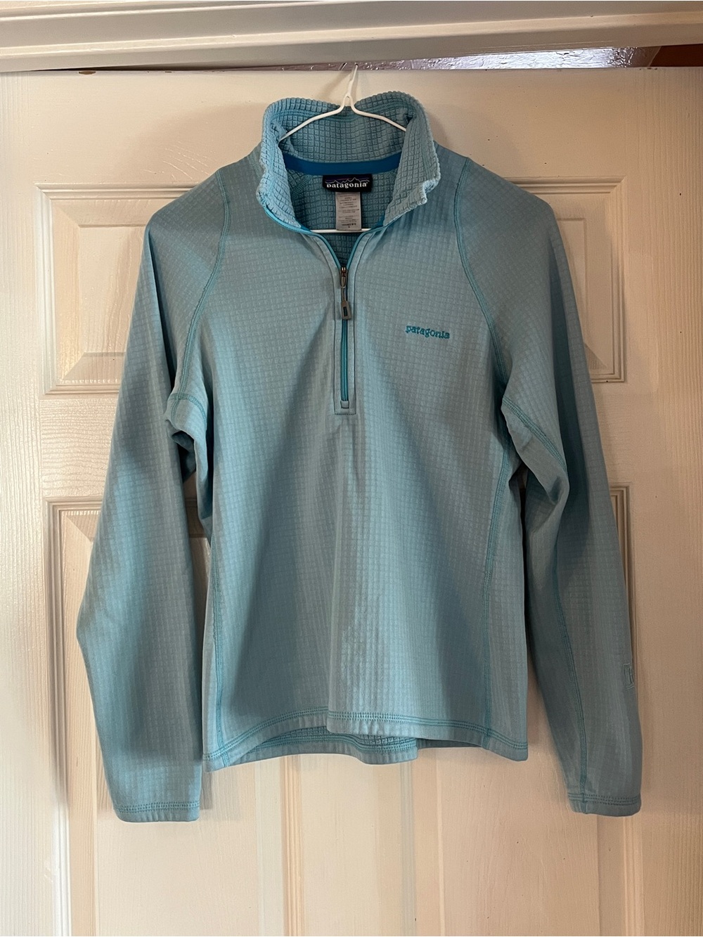 Patagonia Women’s Sky Blue Half-Zip R2 Fleece - size Small
